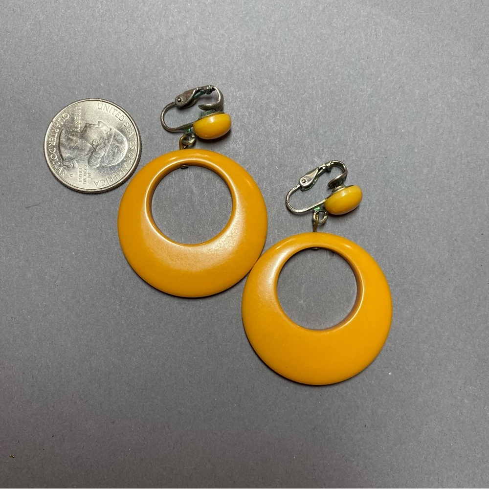 Vintage Bakelite butterscotch yellow clip mod earrings - Picture 2 of 6